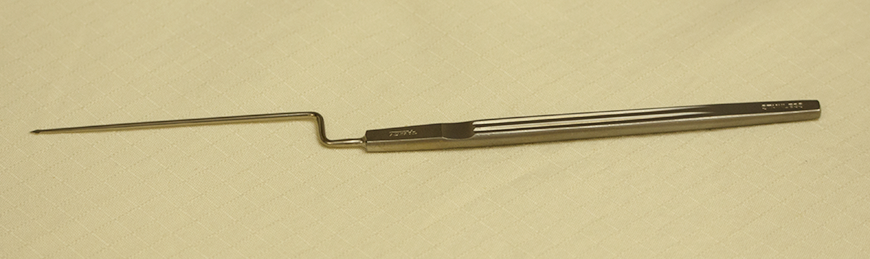 鼓膜切開をして中耳腔内の膿汁を吸引する「鼓膜切開術」です。